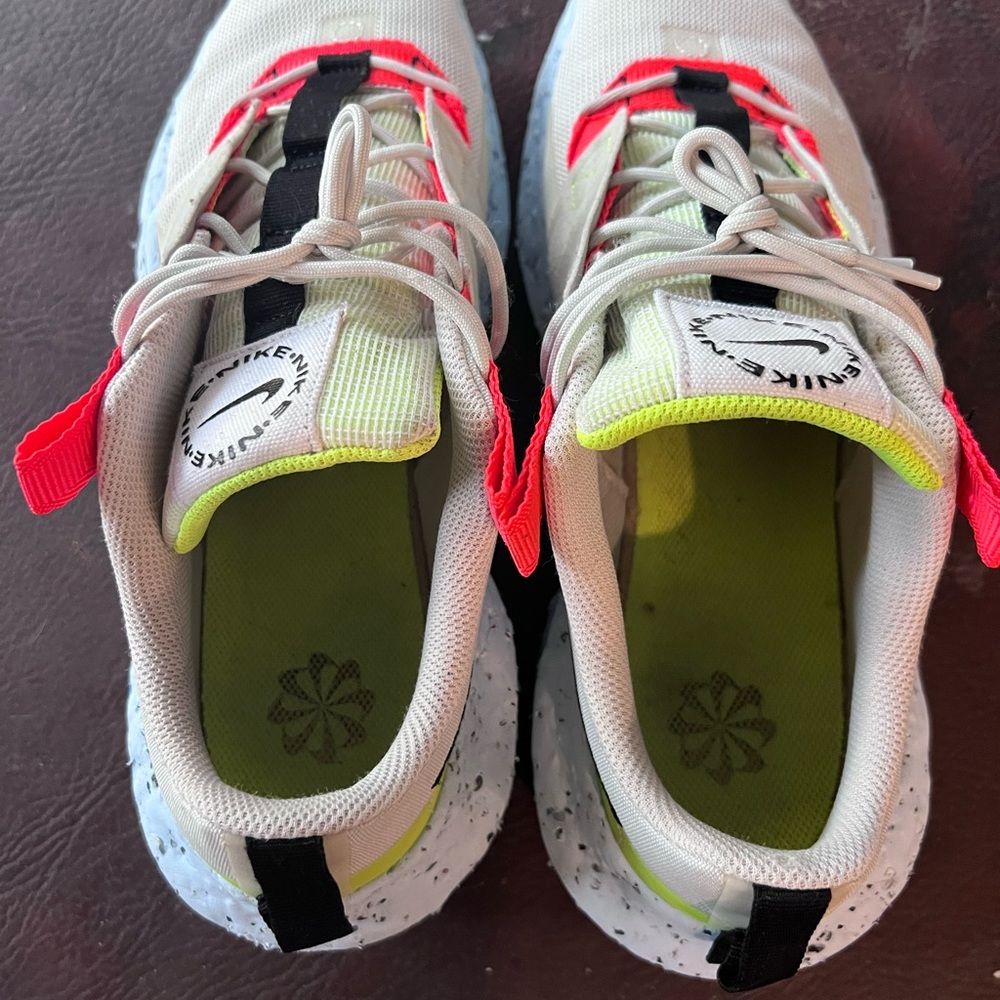 Nike Sneakers in Cream and Neon Accents - Picture 5 of 8